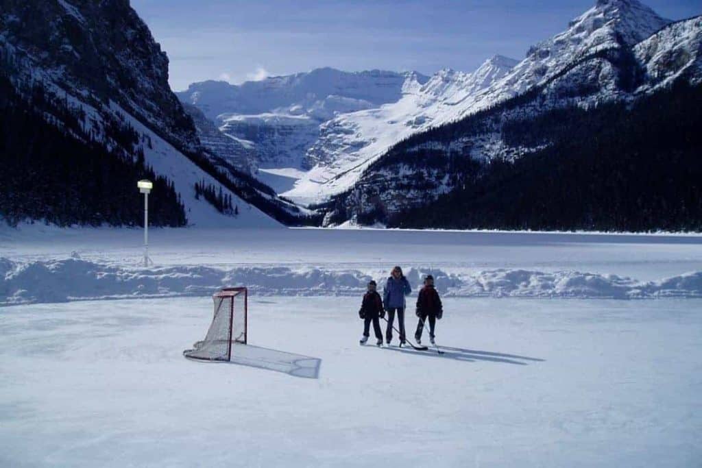 Familia jugando hockey sobre hielo en Lake Louise Alberta Canadá