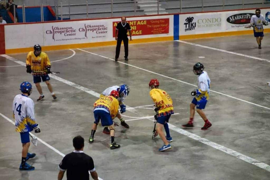 Partido de Lacrosse de Box para niños Vancouver Bc. Deportes más populares en Canadá.