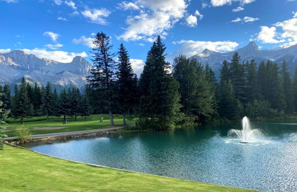 Lago y fuente en Canmore Golf Club Alberta Canadá Brits en Canadá