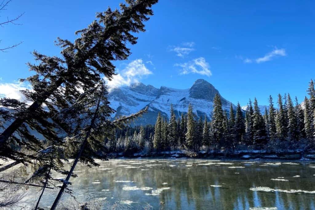 Río Bow en Canmore en Alberta, Canadá, con vistas al pico Ha Ling en invierno
