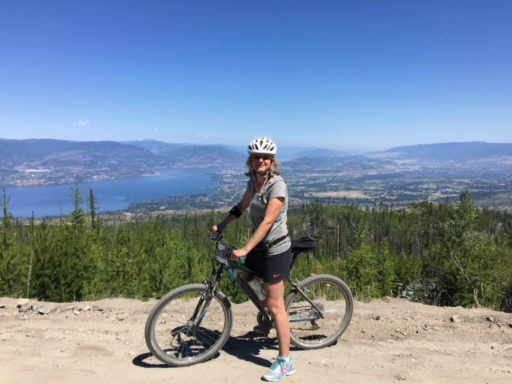 Le sentier Kvr à vélo surplombant le lac Okanagan entre Kelowna et Penticton British Columbia Canada