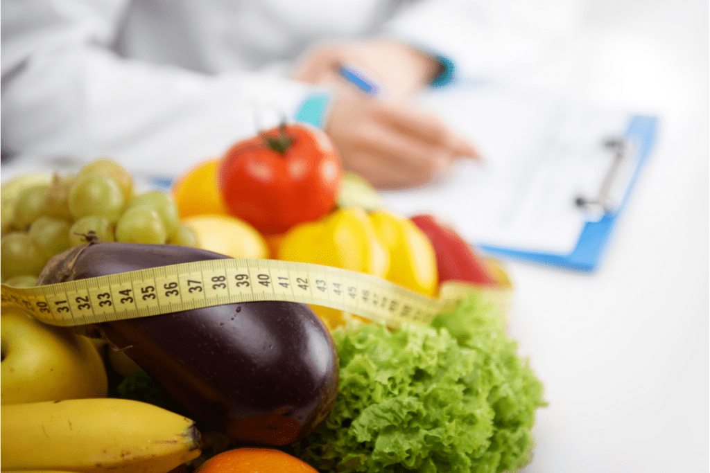 Diététiste avec des aliments sains élaborant un plan de régime pour le salaire du nutritionniste au Canada