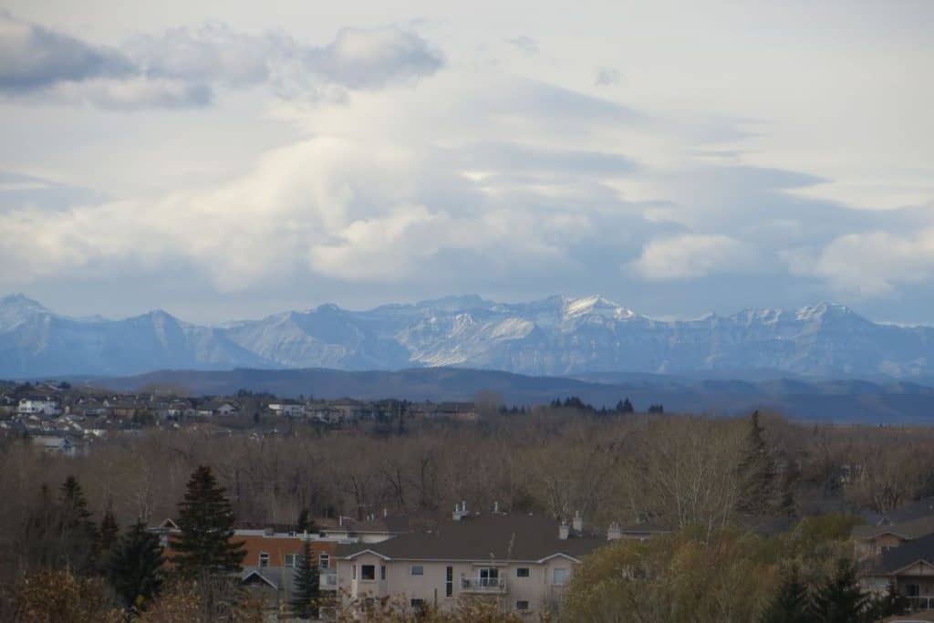 Vista invernal a través de Okotoks hasta las Montañas Rocosas en Alberta, Canadá. Viviendo en Okotoks.