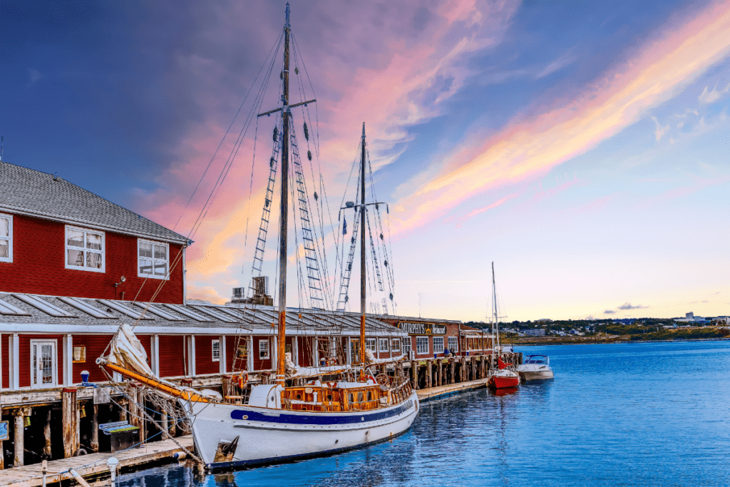 Voilier au quai d'Halifax au lever du soleil en Nouvelle-Écosse Canada