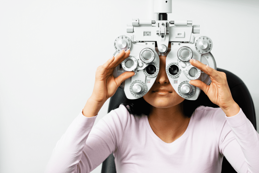 Mujeres con una máquina de prueba ocular utilizada por ópticos en Canadá para obtener el salario de un óptico en Canadá