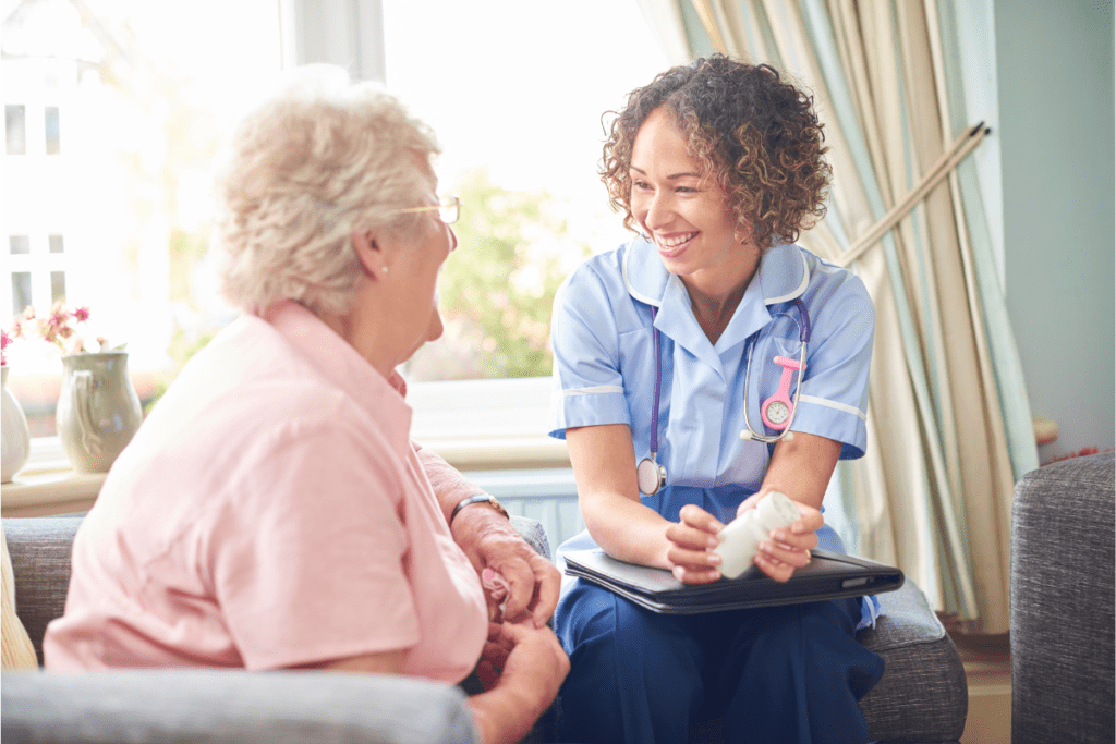 Une infirmière auxiliaire autorisée souriante aide une dame âgée lors d'une visite à domicile. Salaire d'infirmière auxiliaire autorisée au Canada Salaire au Canada