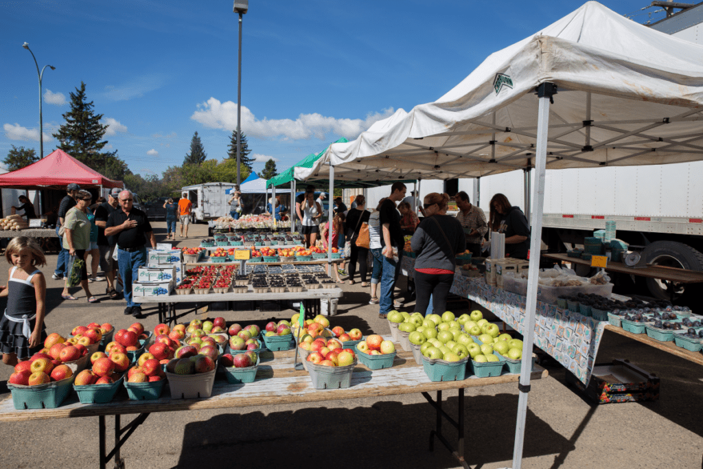 Fruta fresca en el mercado de agricultores de Lacombe en un día soleado de verano en Canadá, uno de los mejores pueblos pequeños de Alberta