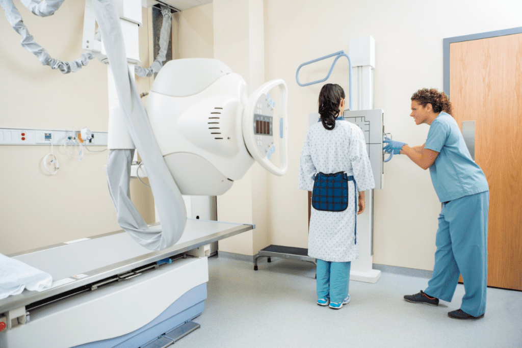 Tecnólogo en radiación médica ayuda a un paciente con una radiografía en Canadá