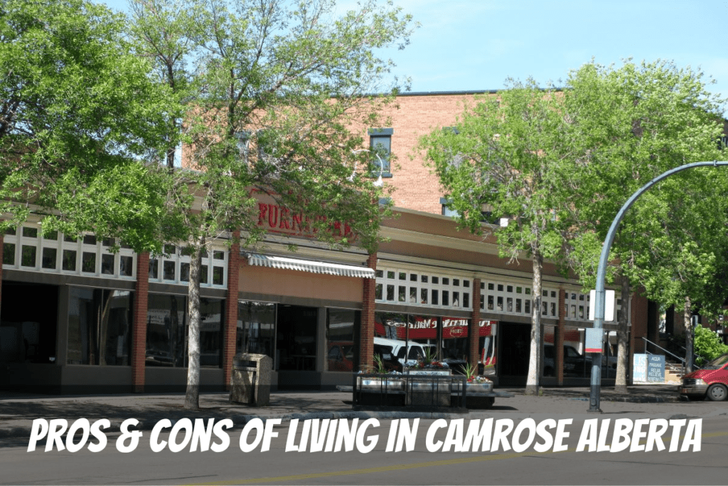 Une rue lumineuse et ensoleillée du centre-ville montre les avantages de vivre à Camrose Alberta Canada