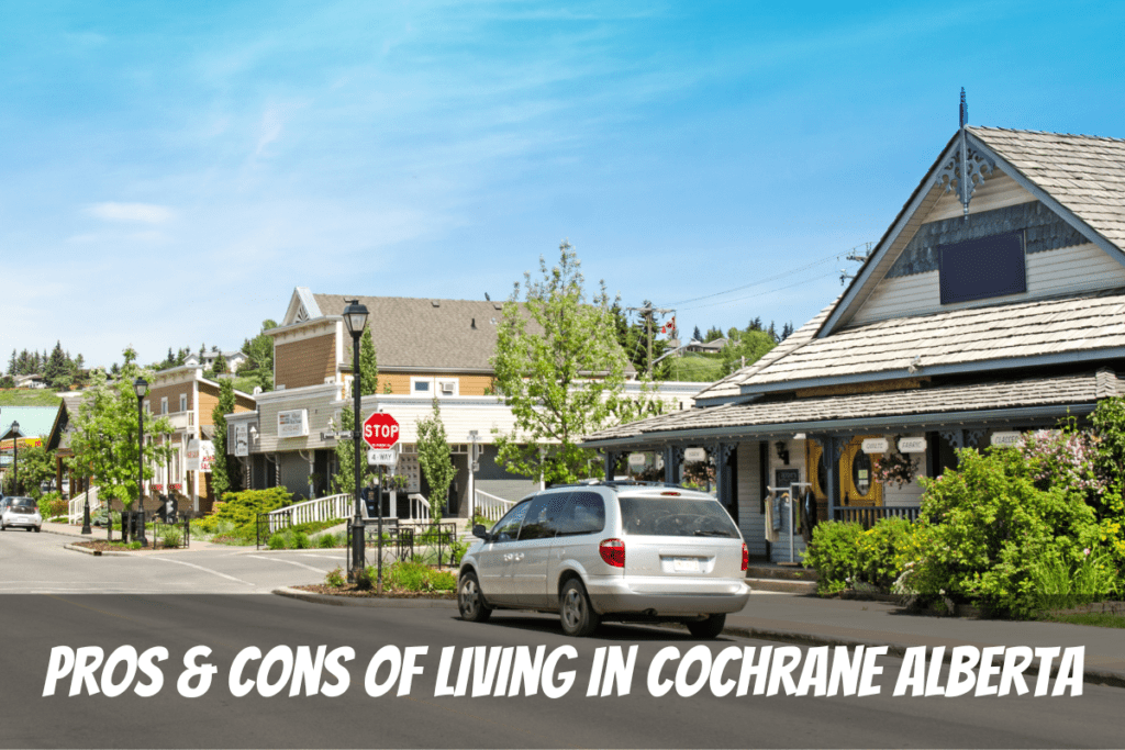 El centro de la ciudad en un brillante día soleado de verano es una ventaja para vivir en Cochrane Alberta Canadá