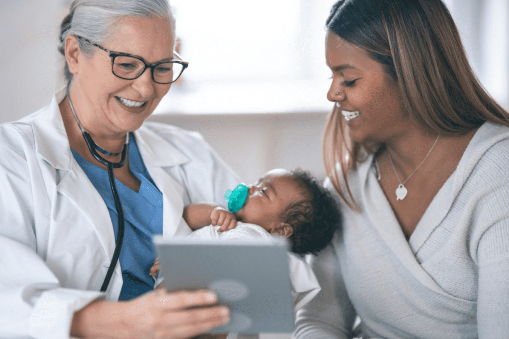 Una nueva madre y su bebé visitan a su médico después de solicitar la tarjeta sanitaria de New Brunswick en Canadá