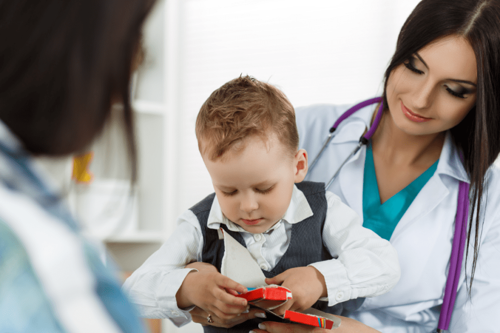 Une nouvelle mère et son jeune enfant consultent leur médecin après avoir demandé une carte Santé de l'Ontario au Canada