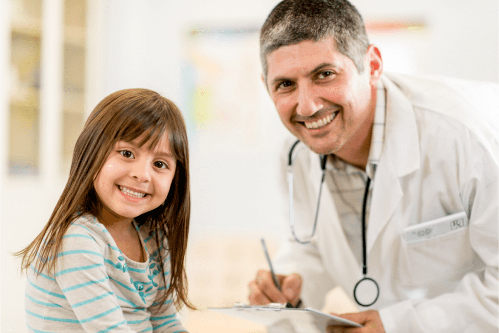 Un médecin de famille souriant avec un jeune patient après avoir demandé la carte Santé de l'Île-du-Prince-Édouard Canada