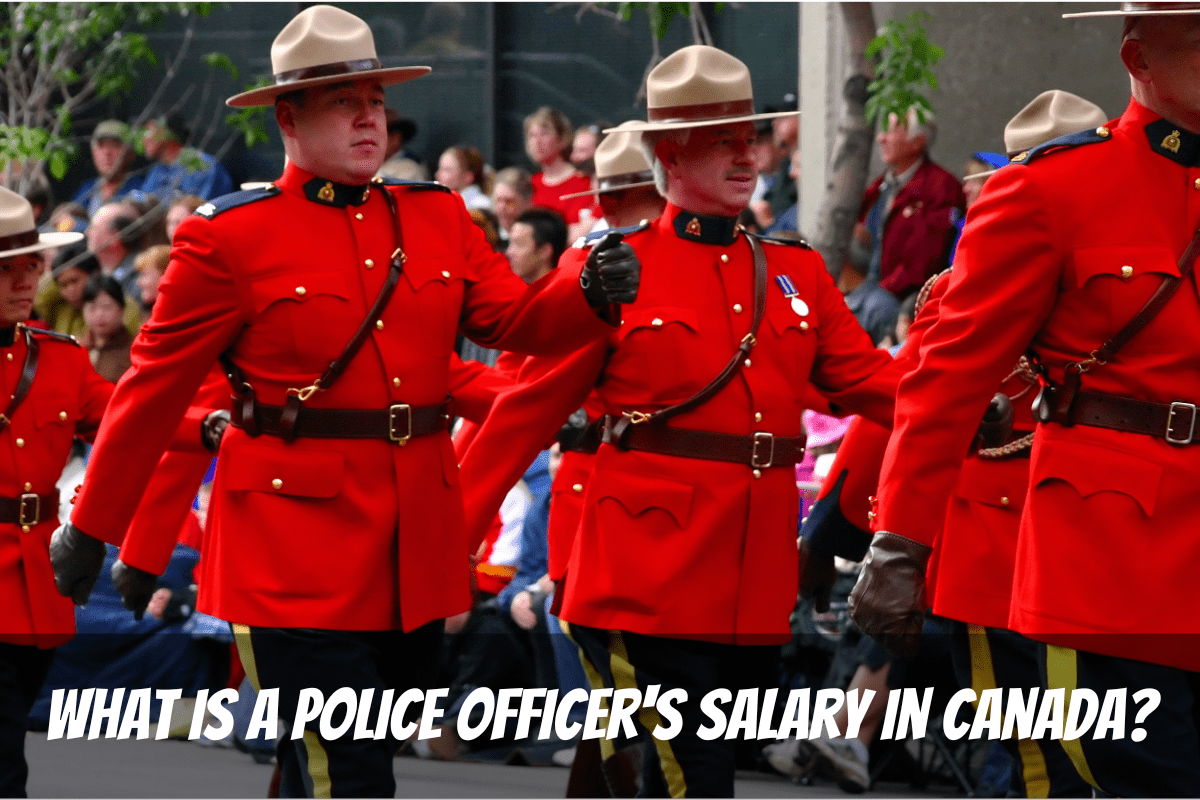 RCMP con el tradicional uniforme rojo marcha mientras ganan el salario de su oficial de policía en Canadá
