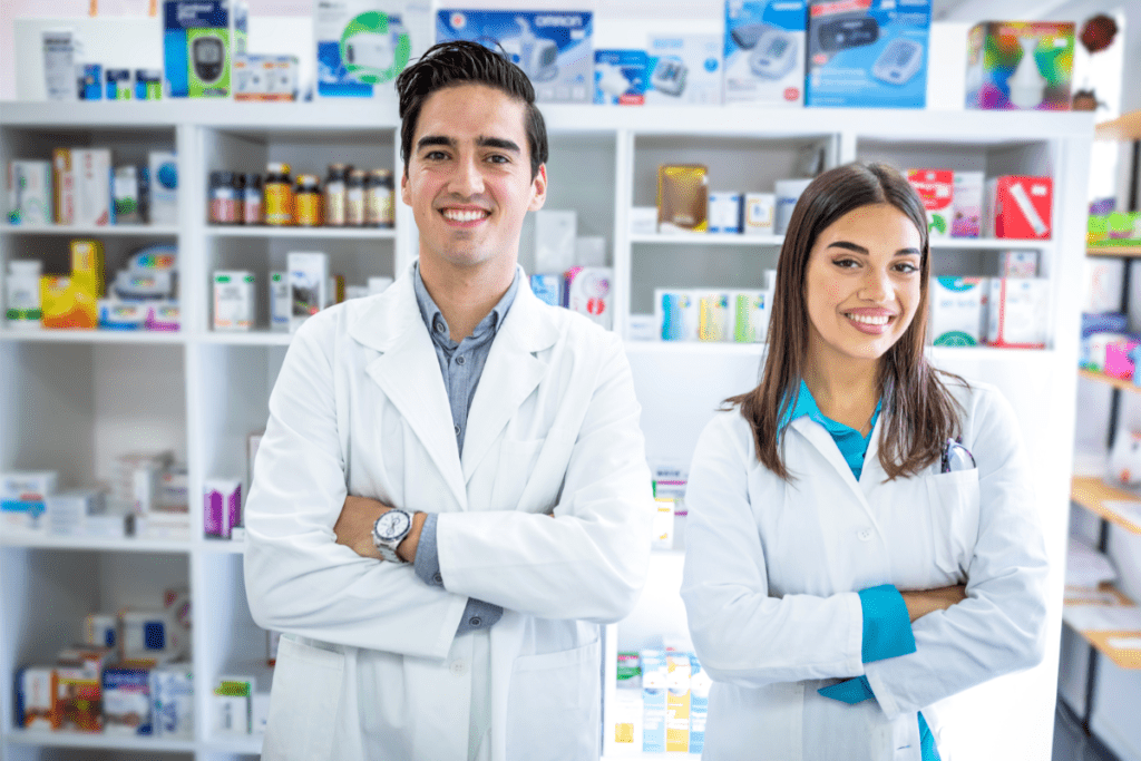 Deux employés de pharmacie sourient à leur pharmacie alors qu'ils gagnent le salaire de pharmacien au Canada