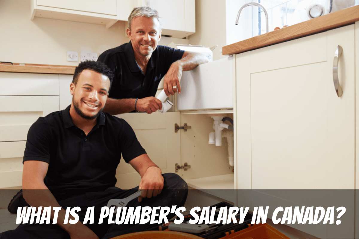 Deux joyeux professionnels de la plomberie réparent la tuyauterie de l'évier pour gagner le salaire de leur plombier au Canada