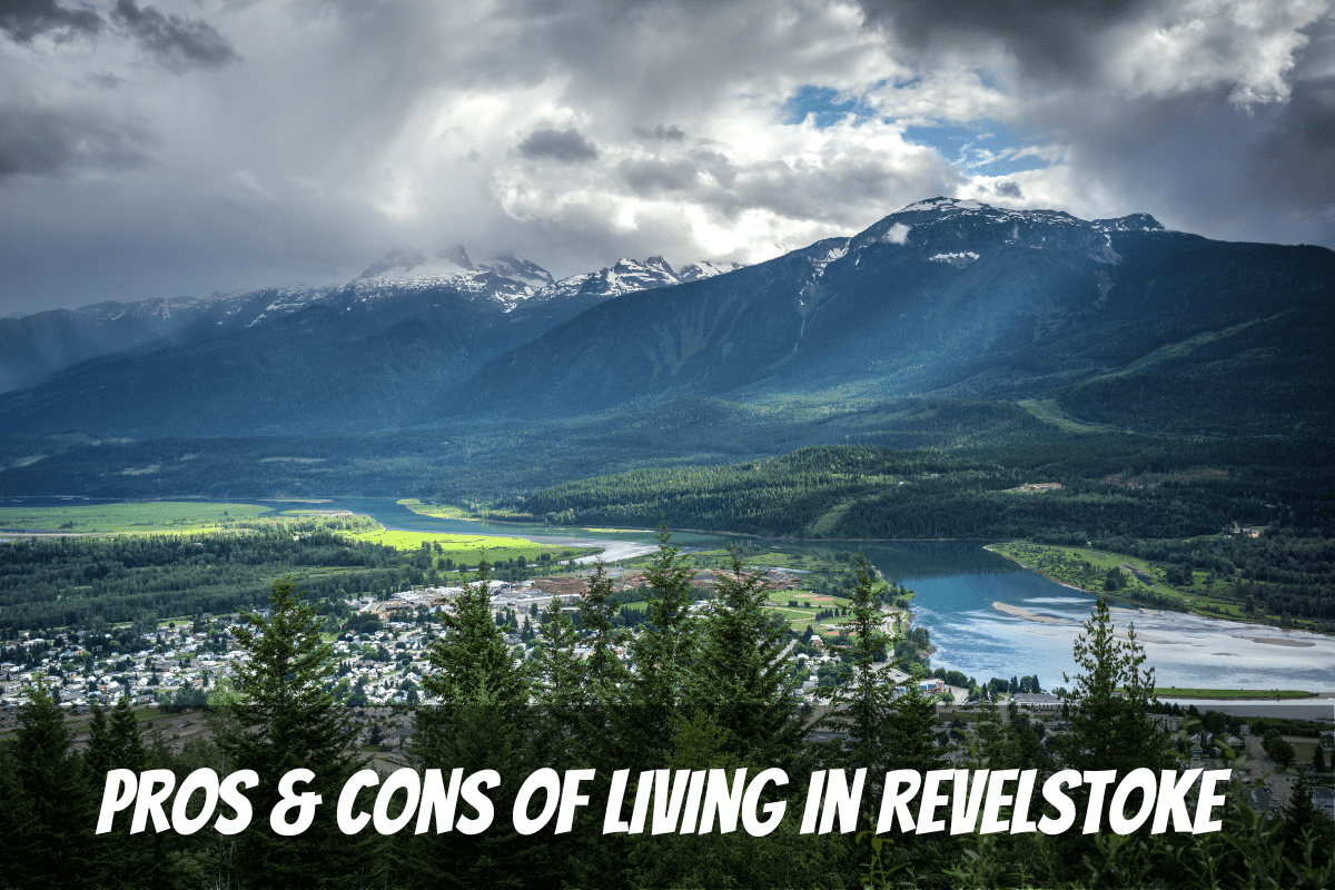 Une vue aérienne d'été du fleuve Columbia dans les montagnes Rocheuses et les avantages et les inconvénients de vivre à Revelstoke Bc Canada