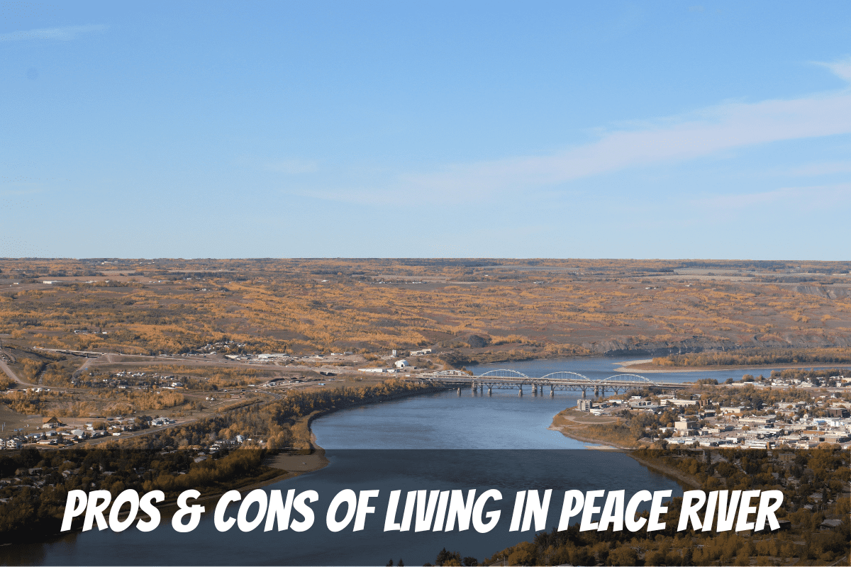 Vista aérea de otoño a través de la ciudad y el puente Pros y contras de vivir en Peace River Alberta Canadá