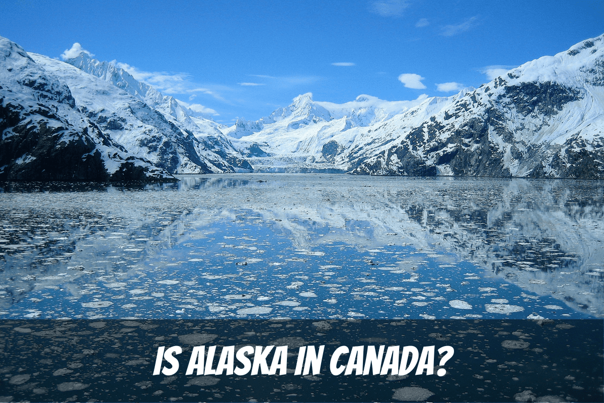 El hielo flota en el agua de Glacier Bay con montañas nevadas en Alaska, en Canadá o EE. UU.