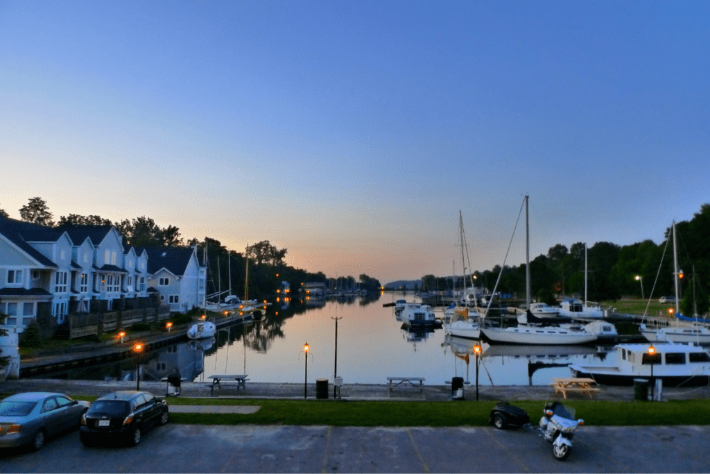 Harbour Prince Edward Sail Boats Sunset Avantages et inconvénients de vivre à Picton Ontario Canada