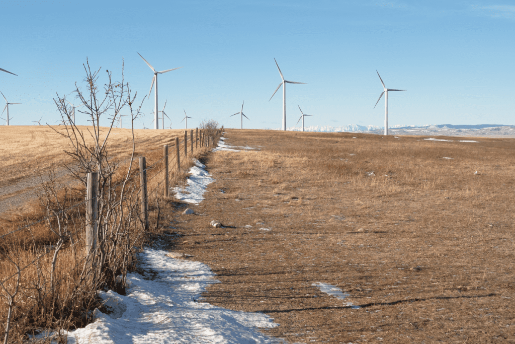 Éoliennes à l'automne dans les Prairies avec vue sur les Rocheuses Fort Macleod Canada l'une des meilleures petites villes de l'Alberta
