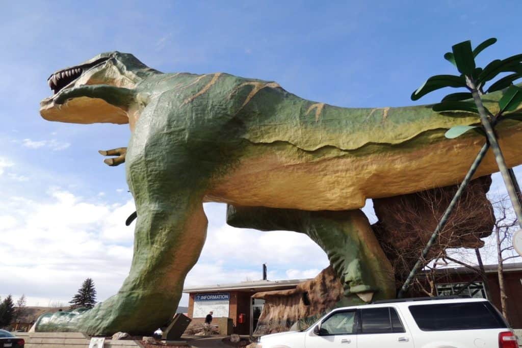 La plus grande attraction de dinosaures au monde par le centre d'accueil de Drumheller Canada, l'une des meilleures petites villes de l'Alberta