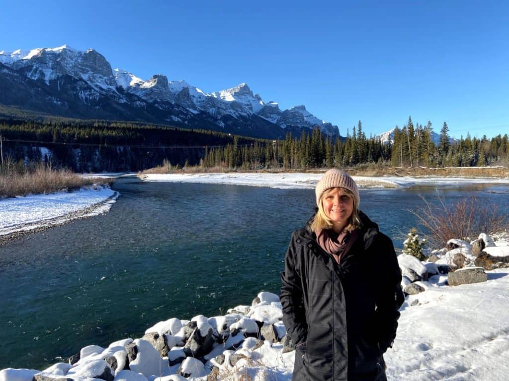 弓河坎莫尔落基山脉加拿大艾伯塔省冬季英国人在加拿大