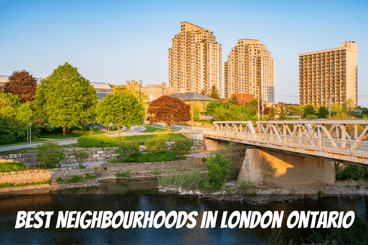 Vista soleada de verano al otro lado del río hasta los mejores barrios de los edificios de condominios en Londres, Ontario, Canadá
