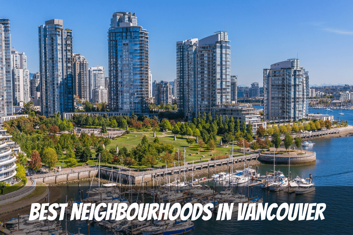Edificios de condominios en el centro Puerto deportivo soleado de verano con veleros Los mejores vecindarios en Vancouver BC Canadá