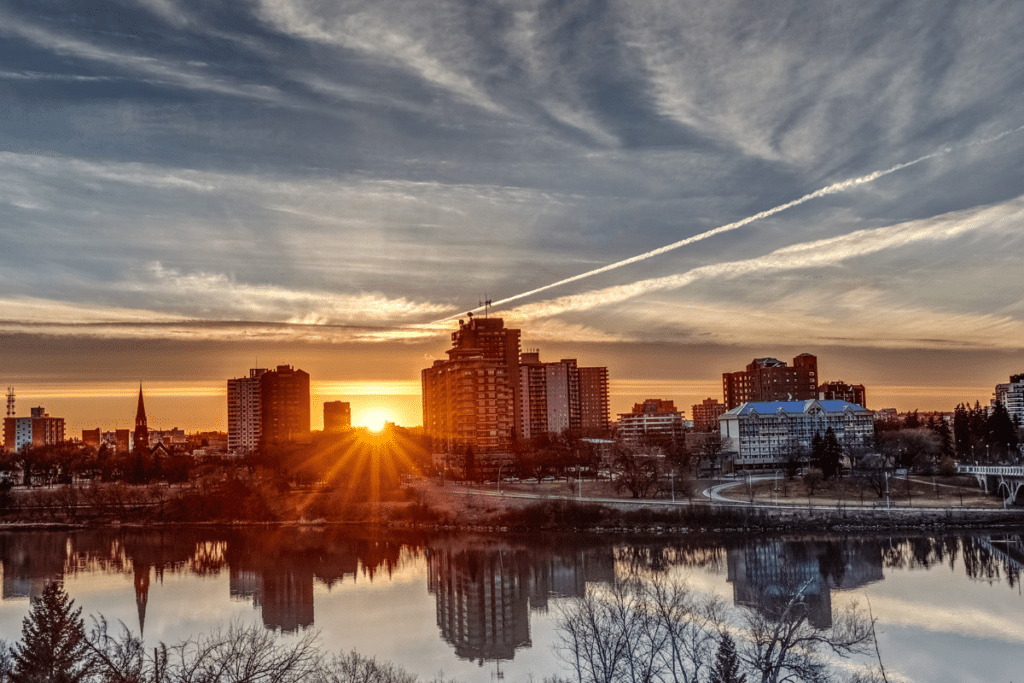 Coucher du soleil d'hiver sur la rivière Saskatchewan Sud et le centre-ville de meilleurs quartiers de Saskatoon Saskatchewan Canada