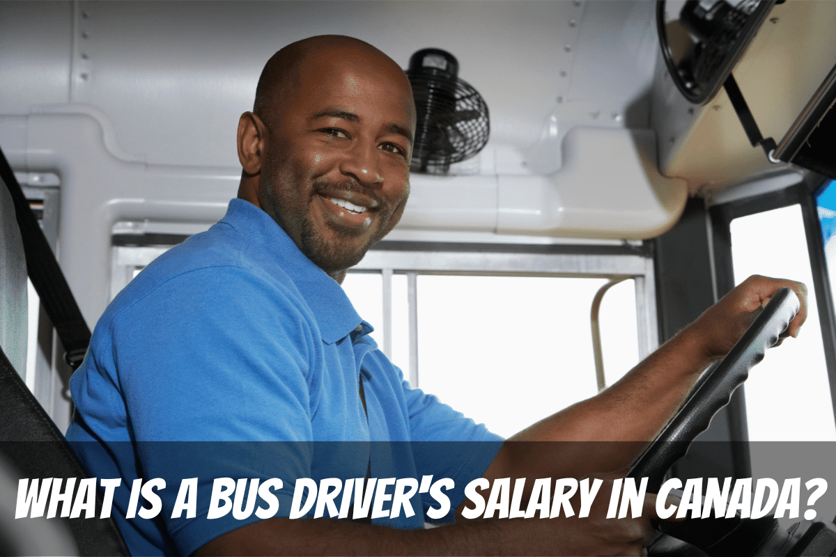 Un travailleur masculin souriant vêtu d'une chemise bleue est assis dans son taxi et le salaire du chauffeur de bus au Canada par province