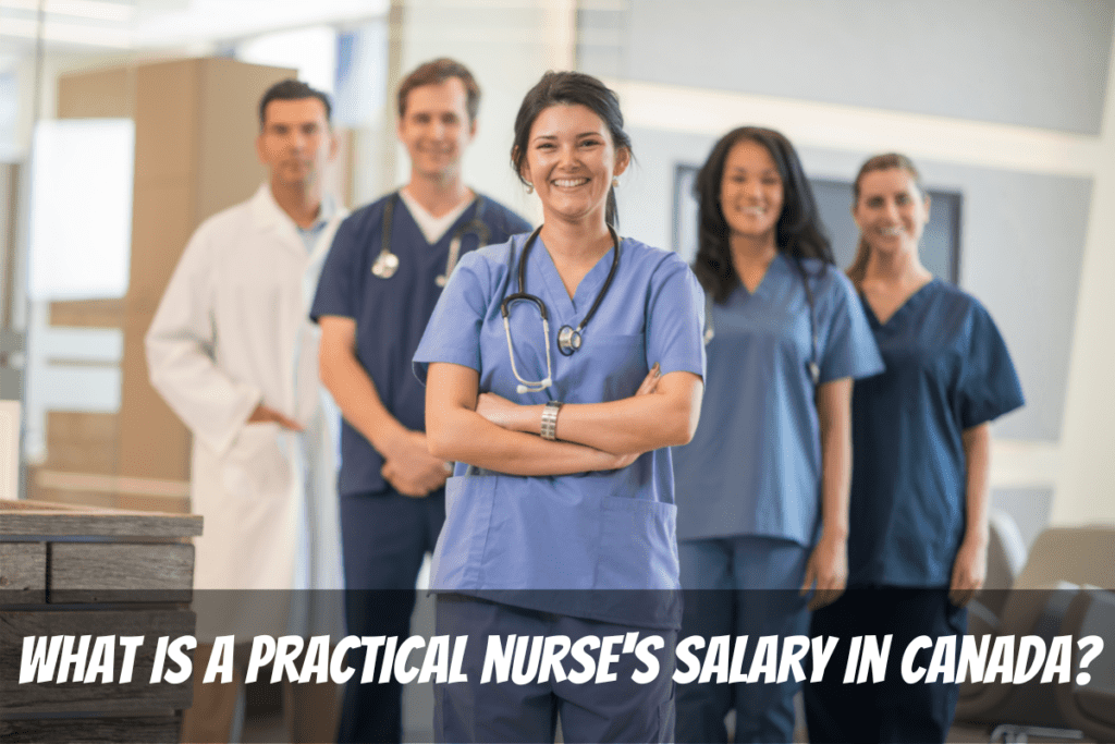 Una enfermera sonriente con un estetoscopio junto a cuatro colegas ¿Cuál es el salario de una enfermera práctica autorizada en Canadá?