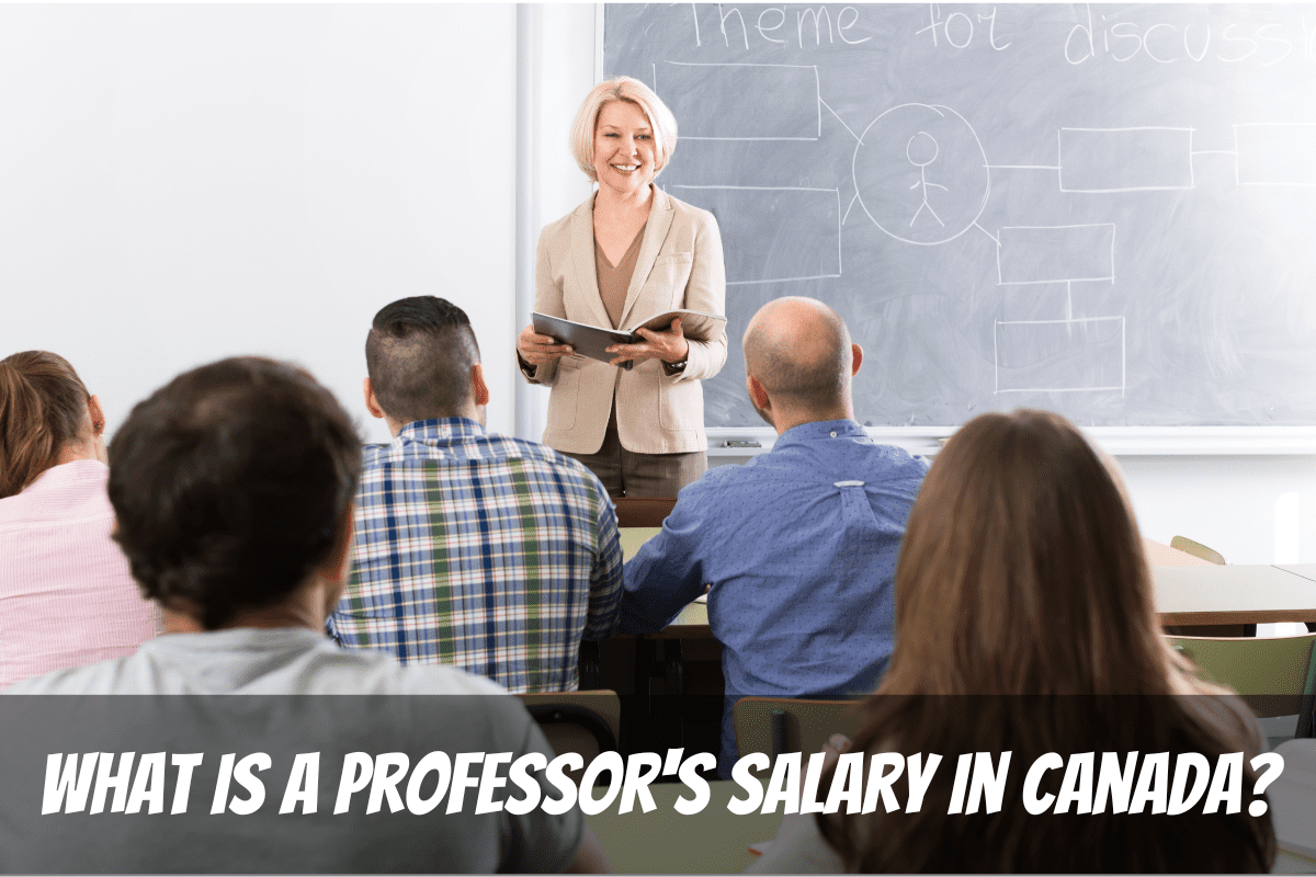 Un trabajador se para frente a una pizarra y da una conferencia a los estudiantes ¿Cuál es el salario de un profesor en Canadá por provincia?