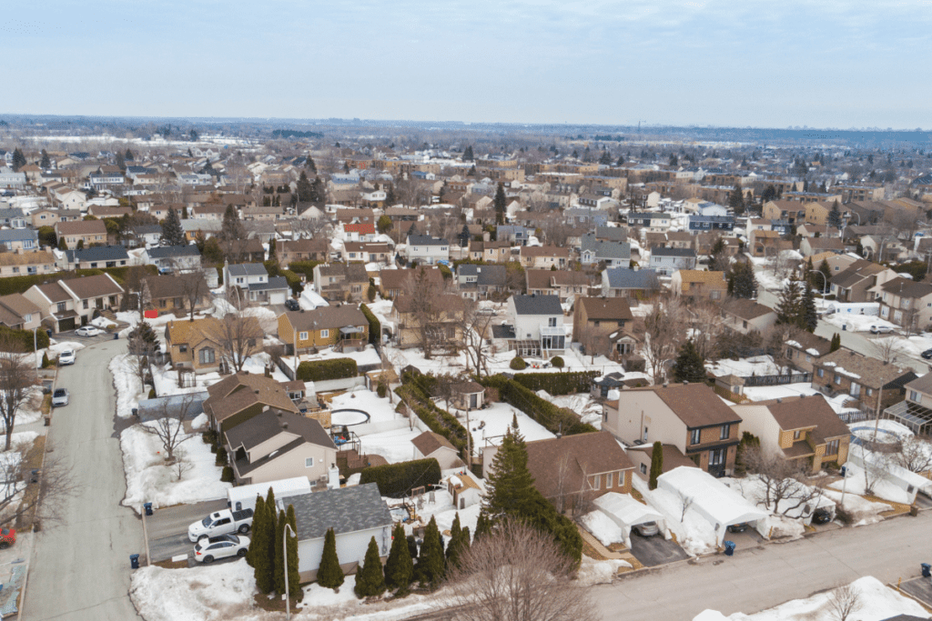 Vista aérea de una zona residencial en invierno en un día nublado, uno de los mejores barrios de Laval Quebec Canadá