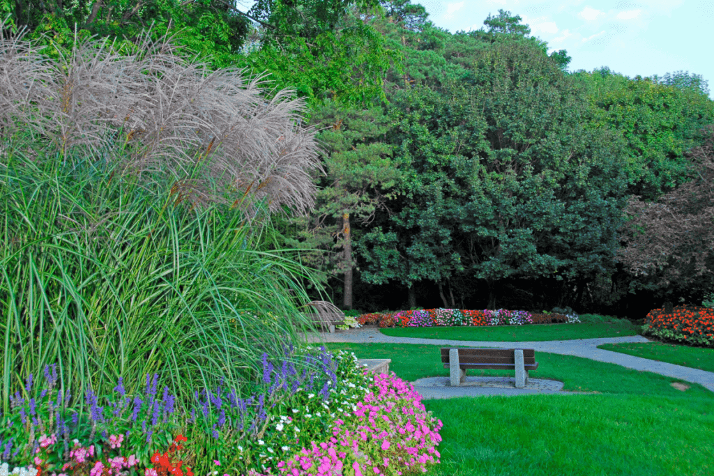 Un beau parc avec de l'herbe verte et des fleurs colorées et un banc dans l'un des meilleurs quartiers de Brampton Ontario Canada