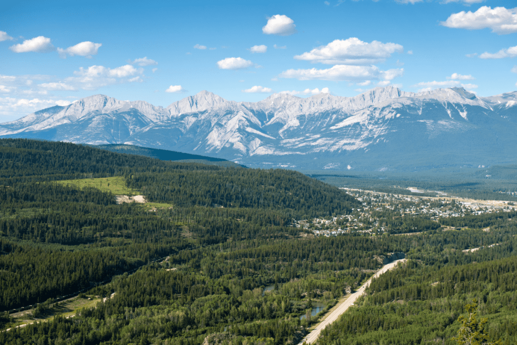 Vue aérienne de Jasper Canada et des montagnes Rocheuses, l'une des meilleures petites villes de l'Alberta