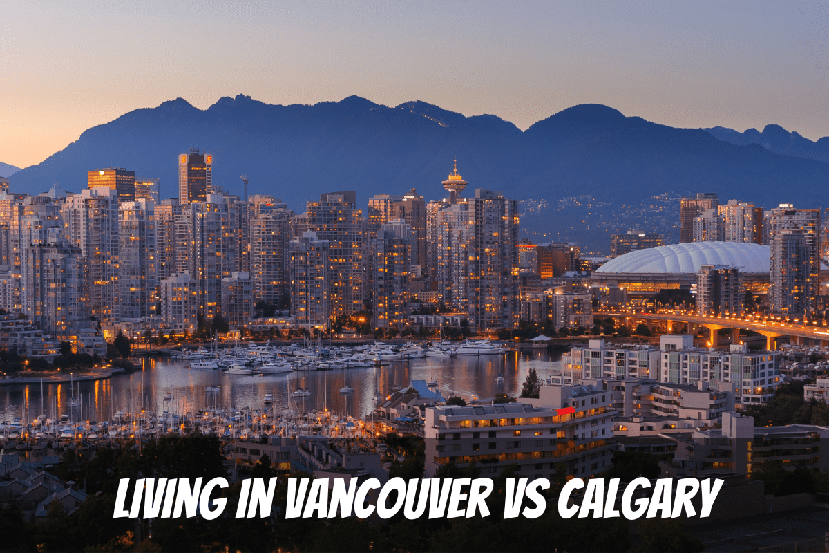 Vue imprenable sur les toits de Vancouver la nuit sur fond de montagnes avec le port au premier plan comme exemple de vie à Vancouver Vs Alberta Canada