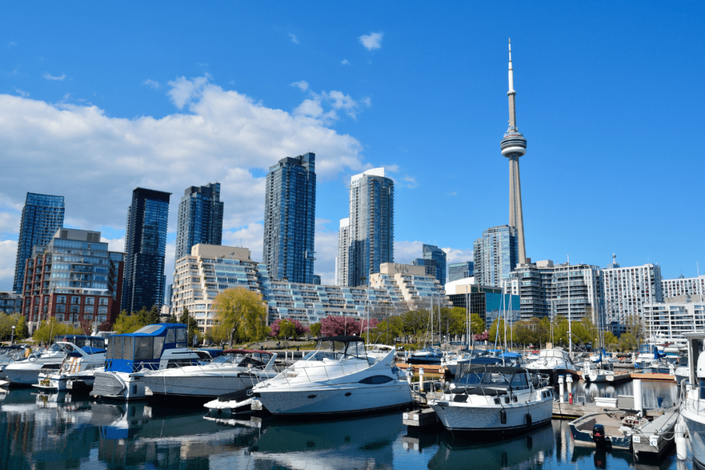 夏季市中心海滨的船只与城市天际线和加拿大国家电视塔是加拿大安大略省多伦多最好的社区之一