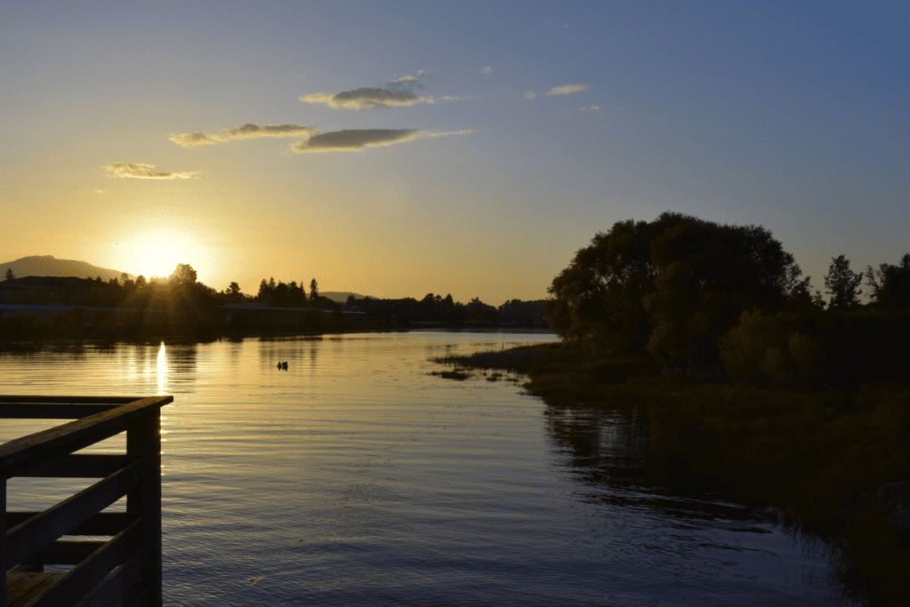 Une vue sur l'eau au parc aérien de Courtenay au coucher du soleil comme exemple des avantages et des inconvénients de vivre à Courtenay Bc Canada