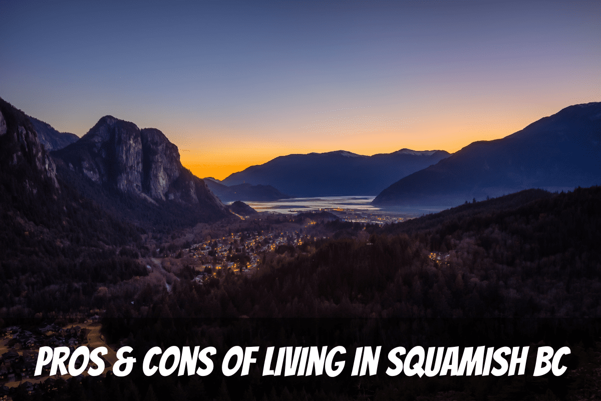Une belle vue sur le coucher de soleil sur la ville de Squamish entourée de montagnes couvertes d'arbres comme exemple des avantages et des inconvénients de vivre à Squamish, en Colombie-Britannique, au Canada