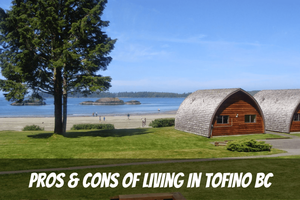 Une belle vue sur une plage jusqu'à l'océan Pacifique au large de Tofino comme exemple des avantages et des inconvénients de vivre à Tofino Canada