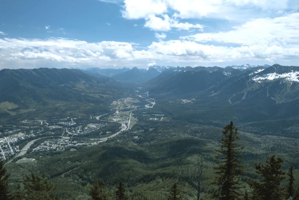 Vista de la ciudad desde la cima de la montaña Pros y contras de vivir en Fernie Bc Canadá