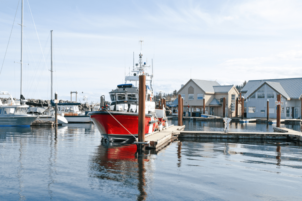Barco rojo en el puerto de Campbell River, uno de los mejores pueblos pequeños de BC para vivir en Canadá