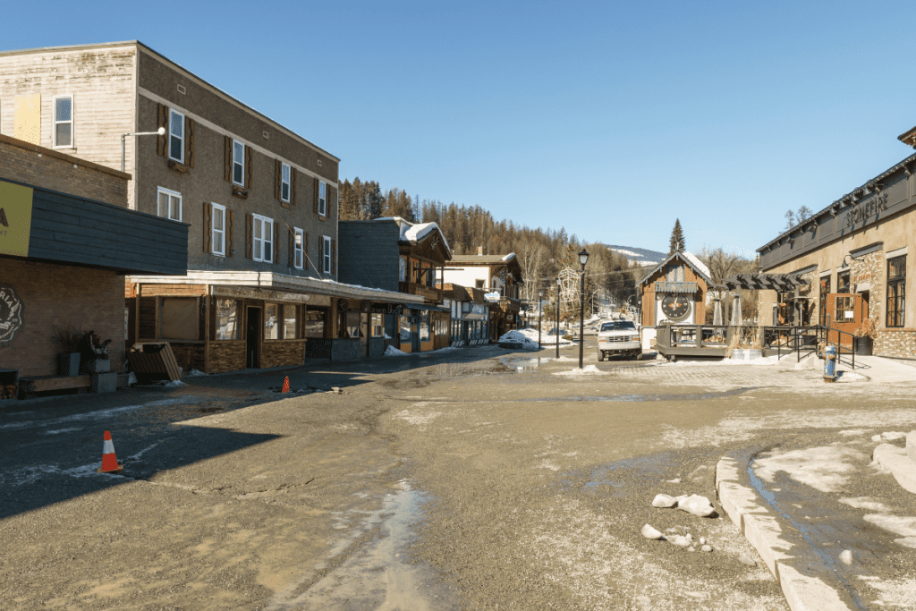 Le centre-ville de Kimberley en hiver avec de la neige au sol, l'une des meilleures petites villes de Colombie-Britannique au Canada