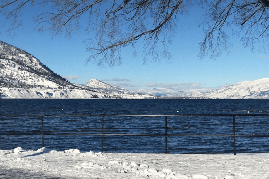 Blue Okanagan Lake Penticton en hiver avec de la neige sur la plage et les collines environnantes, l'une des meilleures petites villes de Colombie-Britannique Canada