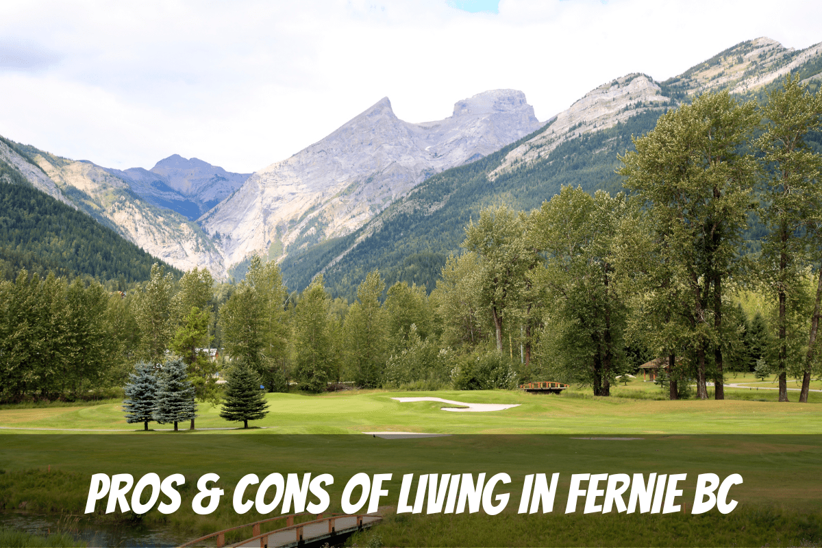 Parcours de golf vert avec toile de fond de montagne Avantages et inconvénients de vivre à Fernie BC Canada