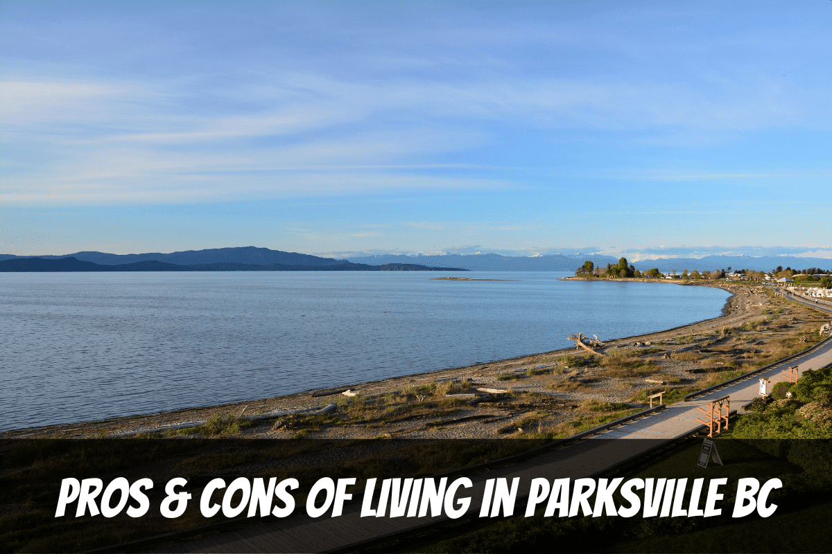 Belle baie avec mer bleue et ciel bleu avec promenade Avantages et inconvénients de vivre à Parksville BC Canada