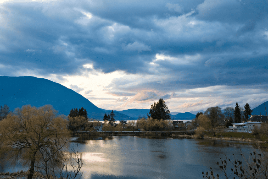 Shuswap Lake Salmon Arm à l'automne au crépuscule, l'une des meilleures petites villes de Colombie-Britannique pour vivre au Canada
