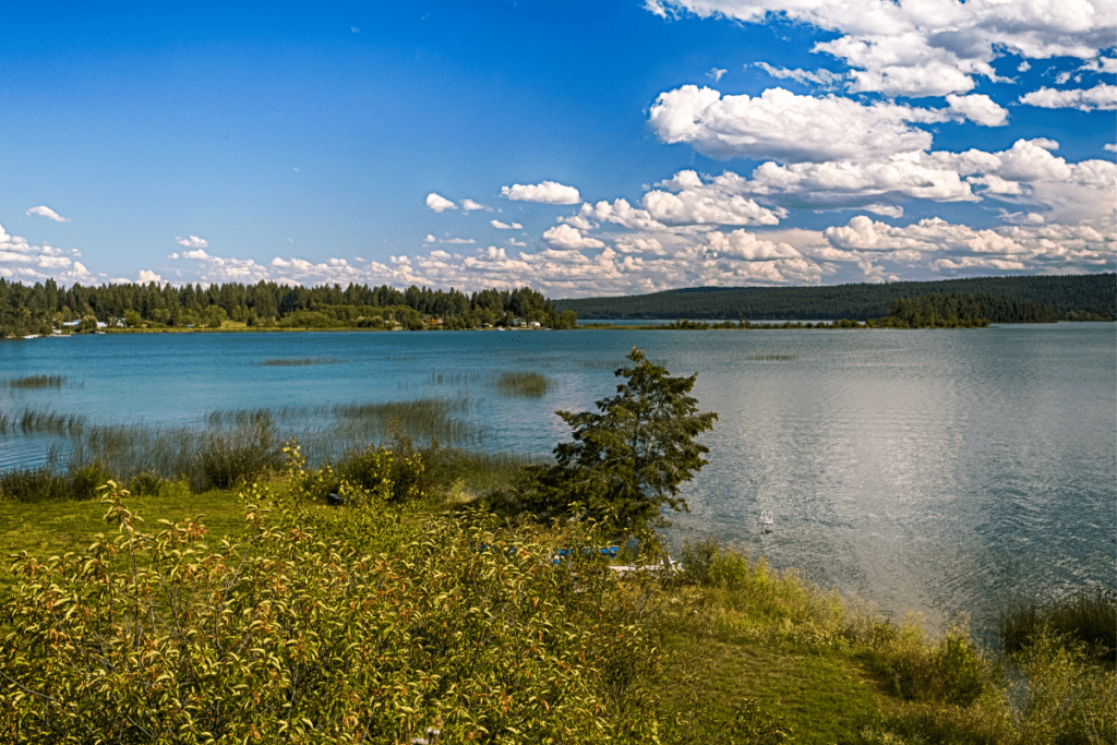 Williams Lake lors d'une journée d'été ensoleillée, avantages et inconvénients de vivre à Williams Lake, Colombie-Britannique, Canada