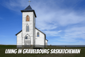 Una antigua iglesia blanca abandonada rodeada de hierba verde y cielo azul para los pros y los contras de vivir en Gravelbourg Saskatchewan Canadá